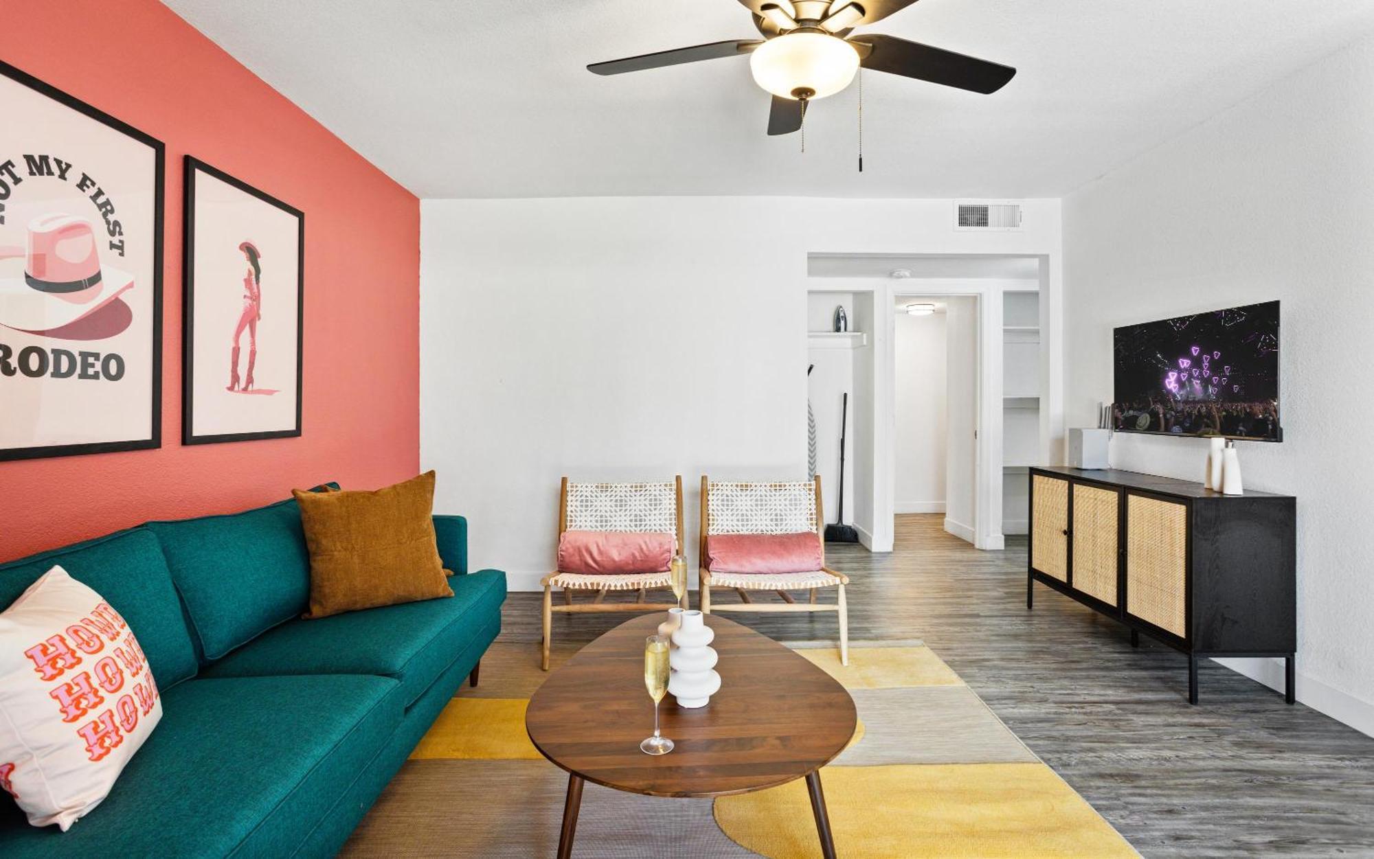 Sunrise Vista-walk To Downtown Old Town & Bars! Holiday home